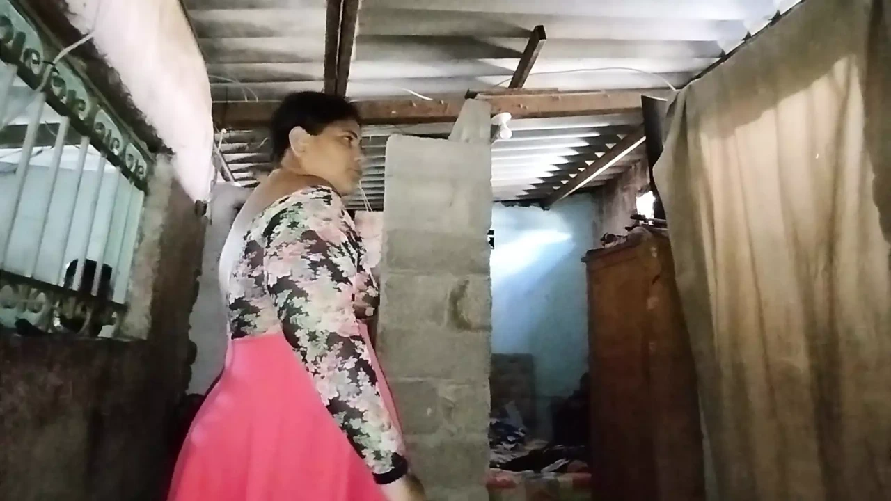 我的丈夫雇佣了一个砖工，他最后操了我的大阴户，直到他射在我的大屁股上