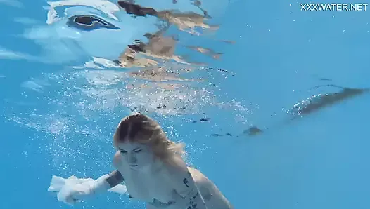 セクシーな女ミミシカはプールで裸で泳ぐ