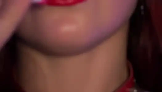 Wenn du es magst, zuzusehen, wie sich die Lippen einer Frau um eine Zigarette schließen, wirst du dieses Video lieben