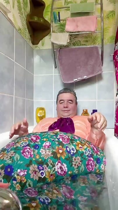 Im retro-zimmermädchen-outfit, um ein bad voll angezogen zu nehmen