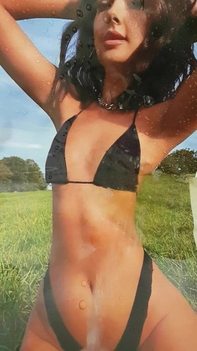 Caecilia auf den Body gepisst