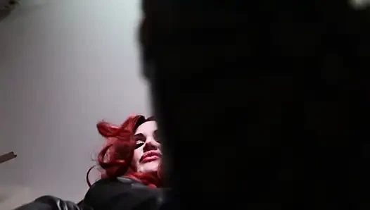 Рыжая итальянская госпожа в черных сапогах унижает тебя