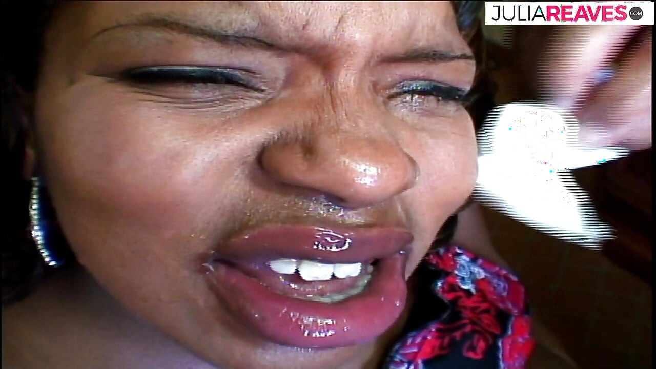 Gagica negresă suge o pulă uriașă, apoi este futută până la ejaculare în gură