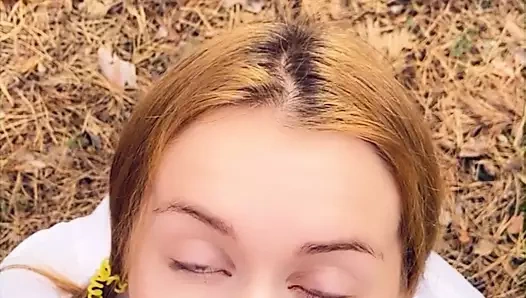 Schlampiger blowjob im park. Sie hat den mund für schwanz gemacht