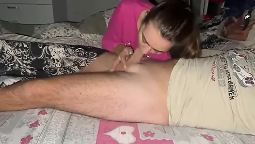 Cuckold-ehemann überrascht ehefrau mit bestem freund