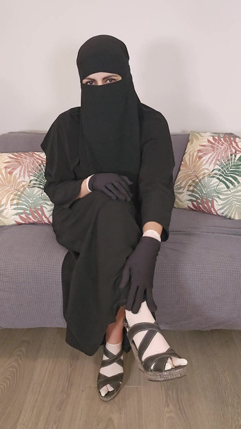 Smelling Cheesy Latex Glove of Mommy Mia Niqab