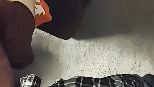 Cewek hot kulit putih dengan kaus kaki ini lagi asik ngocok kontol dan footjob dengan kaus kaki warna ungu