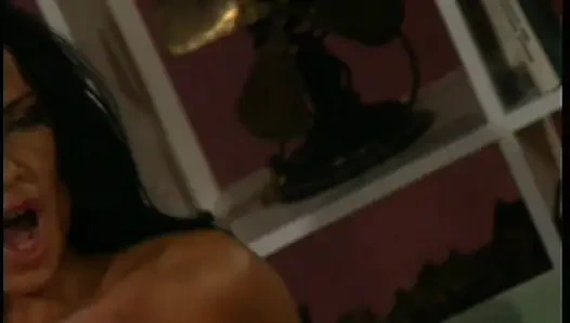 Si cewek imut rambut cokelat lagi asik nyepong dan ngentot kontol besar pria kulit hitam sampai mulutnya dicrot sperma hangat