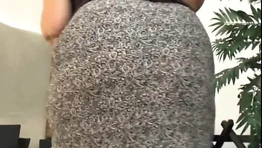 Edepsizce konuşan sürtük sert yüz sikişi için yalvarıyor