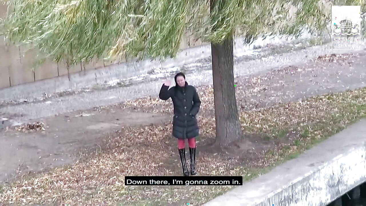Without underwear : Milf comes to outdoor fuck in tights with cut outs