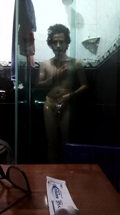 Garoto gostoso toma banho e mostra tudo