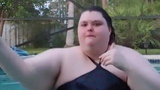 Sexy grossa bella donna in piscina privata in mostra per papà