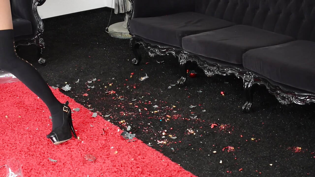 Crush Feets - I Hate Xmas - Top Arabian Domina Cecilia Fernandez