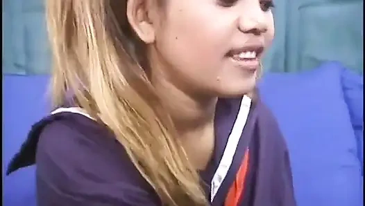 Pelacur muda Asia dientot di memeknya yang basah