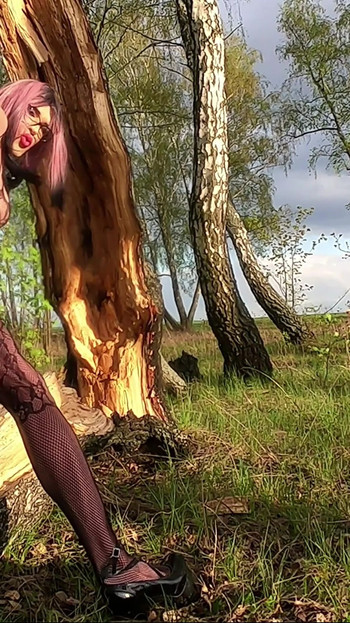 Morate podijeliti trenutak iz "Napaljena Sissy Stacy šeta terenom"