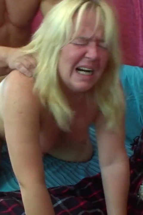 Pulchna stara blondynka zostaje zerżnięta i wytryskana w twarz przez napalonego zawieszonego