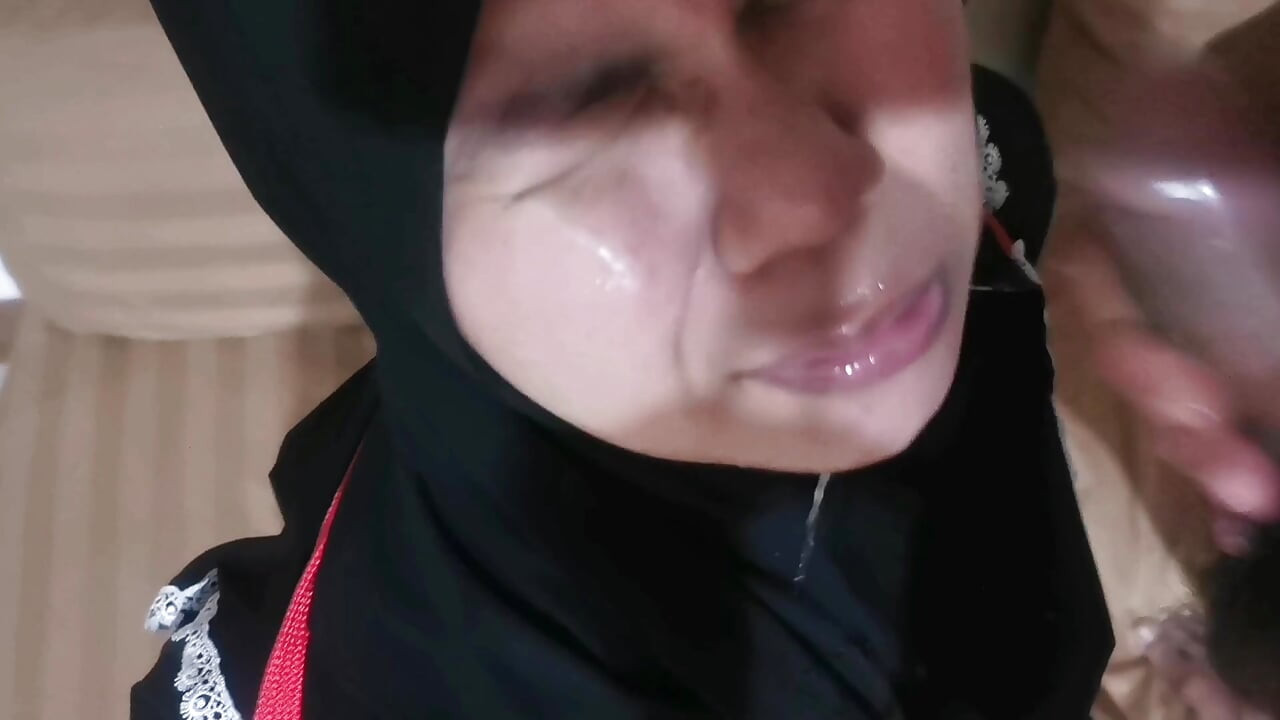 Mere sautele pita ne use apne munh men tab tak thoonsa jab tak ki uska munh phat nahin gaya.