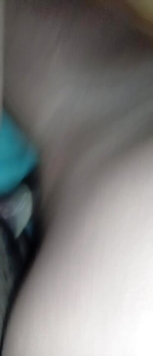 Nena gruesa abre las piernas de par en par para que no pueda follar su apretado coño