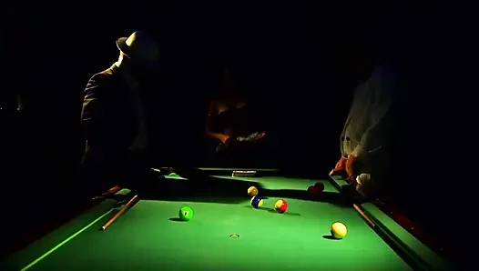 Ateşli bilardo masasında direk dansı ile grup seks