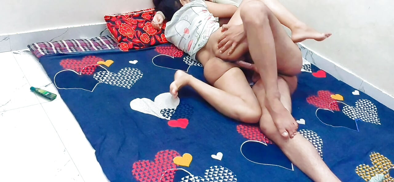 Desi indijska napaljena djevojka jebe se s devarom