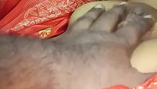 Wenn meine Madani einen roten Sari tragen würde, würde sie zu mir kommen, wenn ich allein wäre und mich bitten, sie zu fingern.