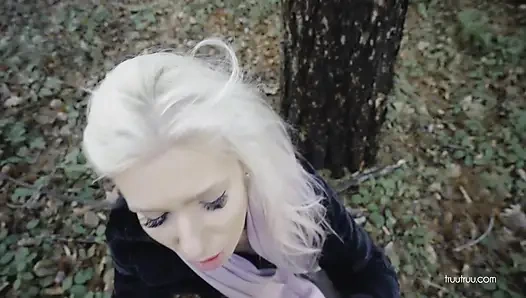 Рискованный публичный трах на прогулке со случайным мужиком с Tinder