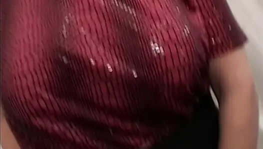 Azgın sarışın orta yaşlı seksi kadın parmaklanıyor ve patlayıcı orgazm için oyuncakla sikiliyor
