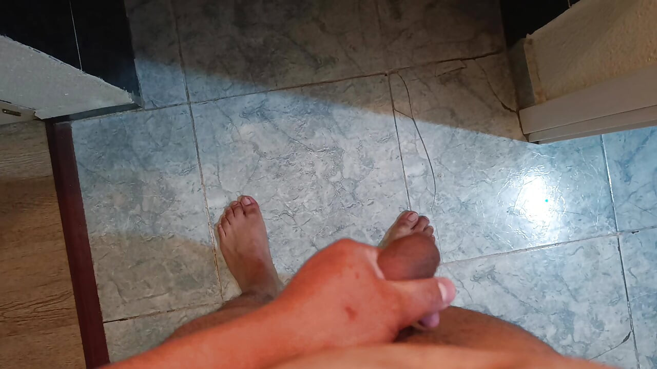 Main nahate samay hotal ke kamre men nagn hokar lnd hilati hoon