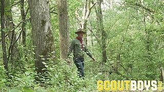 ScoutBoys Logan Cross asılı bir Dillon Stone tarafından baştan çıkarılıyor ve korunmasız sikiliyor
