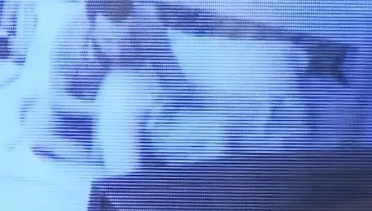 Dövmeli sarışın yatak odasında mavi gömlekli adam tarafından sert sikiliyor