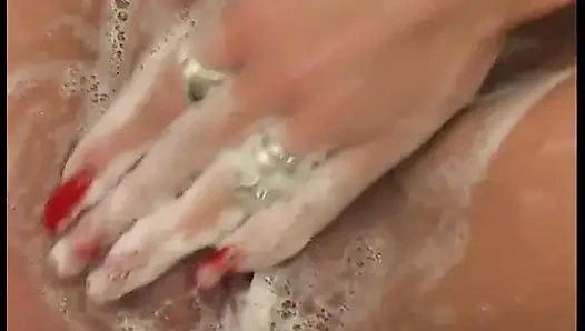 Tombul kızlar ateşli bir banyonın tadını çıkarıyor