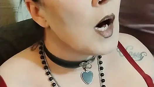 Tante seksi ini lagi asik merokok pakai bra