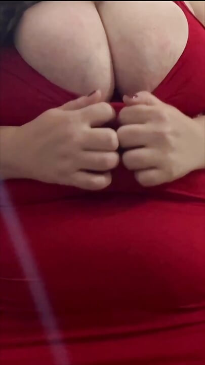สาวอวบ BBW ในชุดแดงรัดรูปยั่วใจ