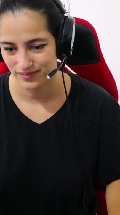 Celebră streamer decide să se fută în direct cu partenerul ei | Clip 1