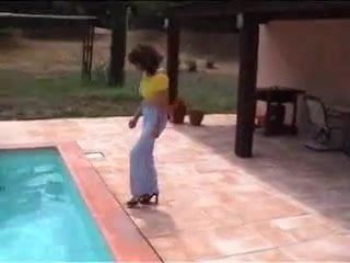 Marjorie se moja en su piscina - al aire libre