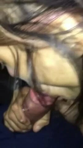Fille de la rue qui suce en voiture pour de largent