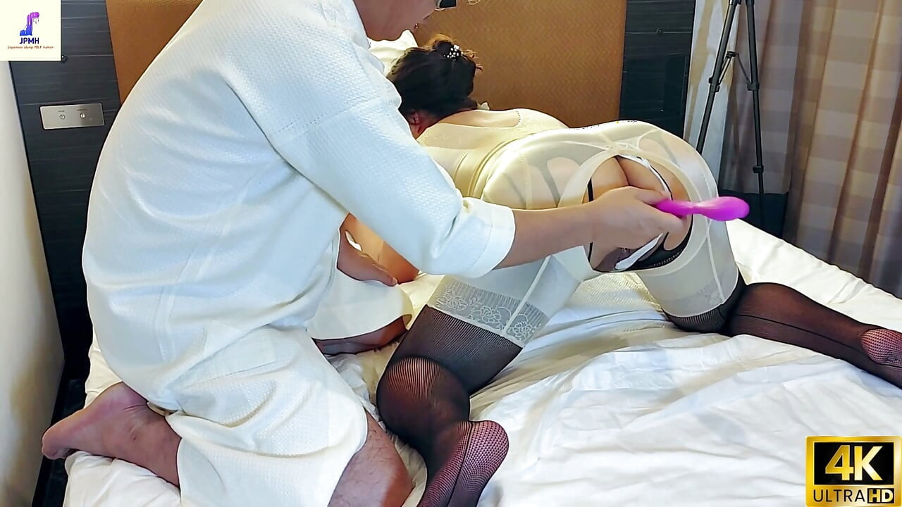 Indossando Shapewear, Una Donna Matura E Paffuta Raggiunge L'orgasmo Nel Sesso Anale