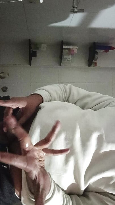 Masterberen door Indische Ismart-jongen Ismaatdeva bij het kijken naar Hindi neuker in een eenzaam bos