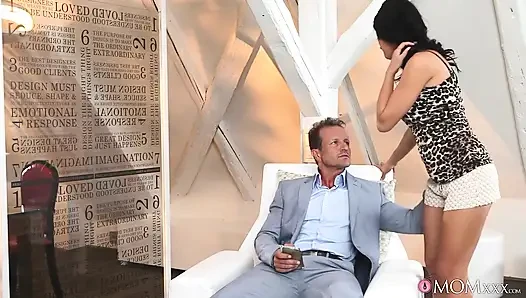 Билли Star с коричневыми волосами требует от Джорджа жесткого секса в помещении плюс хардкорный трах киски пальцами