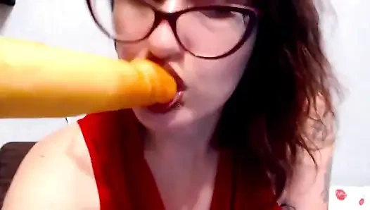 Горячая девушка сосет твой большой член