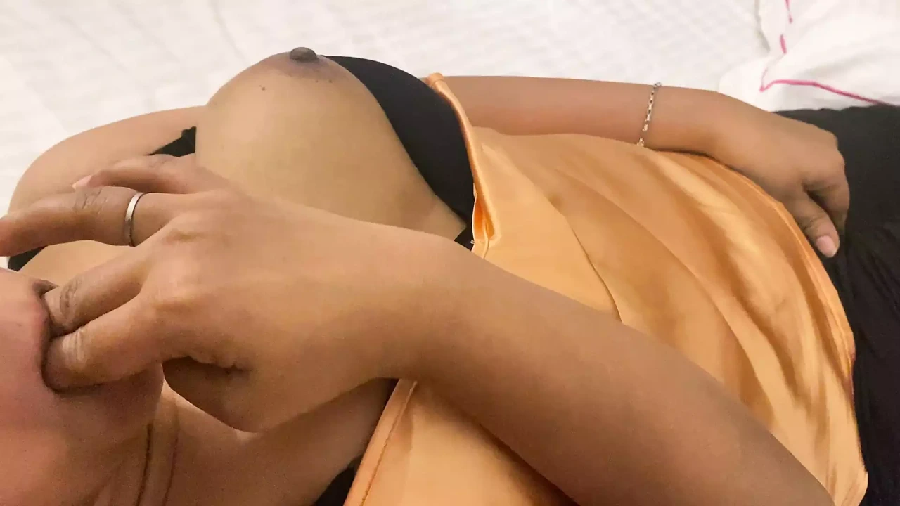 Dasy aunty blowjob her fingers hardly thinking handsome boy friend