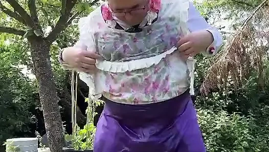 Bahçıvanın kıyafetleriyle tamamen giyinmiş dışarıda sidik duşu alıyor
