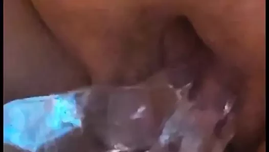 Un gode fisting fait squirter ma chatte étroite et mouillée