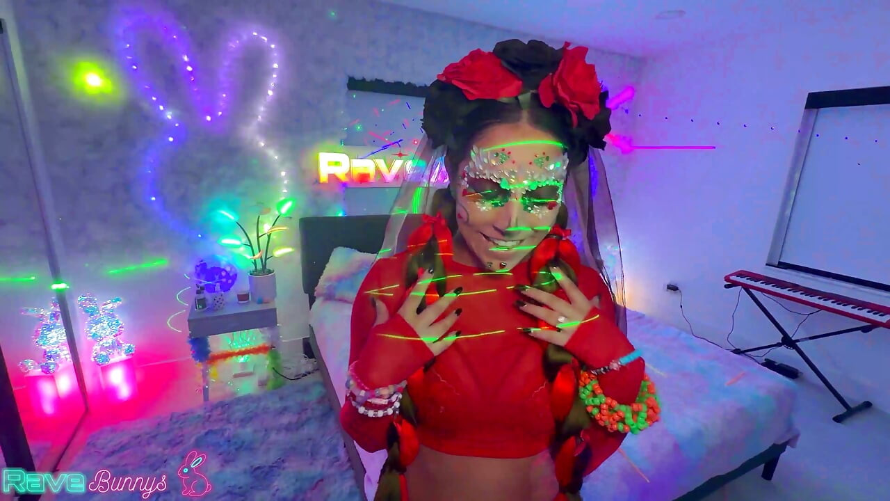 Madison Wilde schüttelt ihren fetten Arsch in Paillettenshorts für Brian Omally!