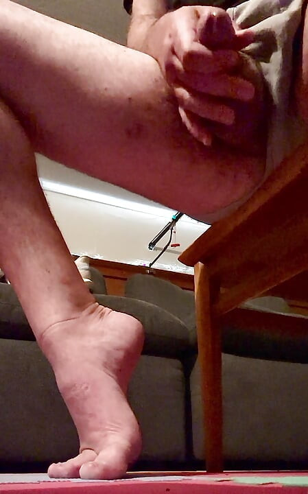 Man Cums On His Feet