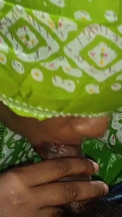 令人惊叹的时刻从 "德西口交和射液特写 印度人"