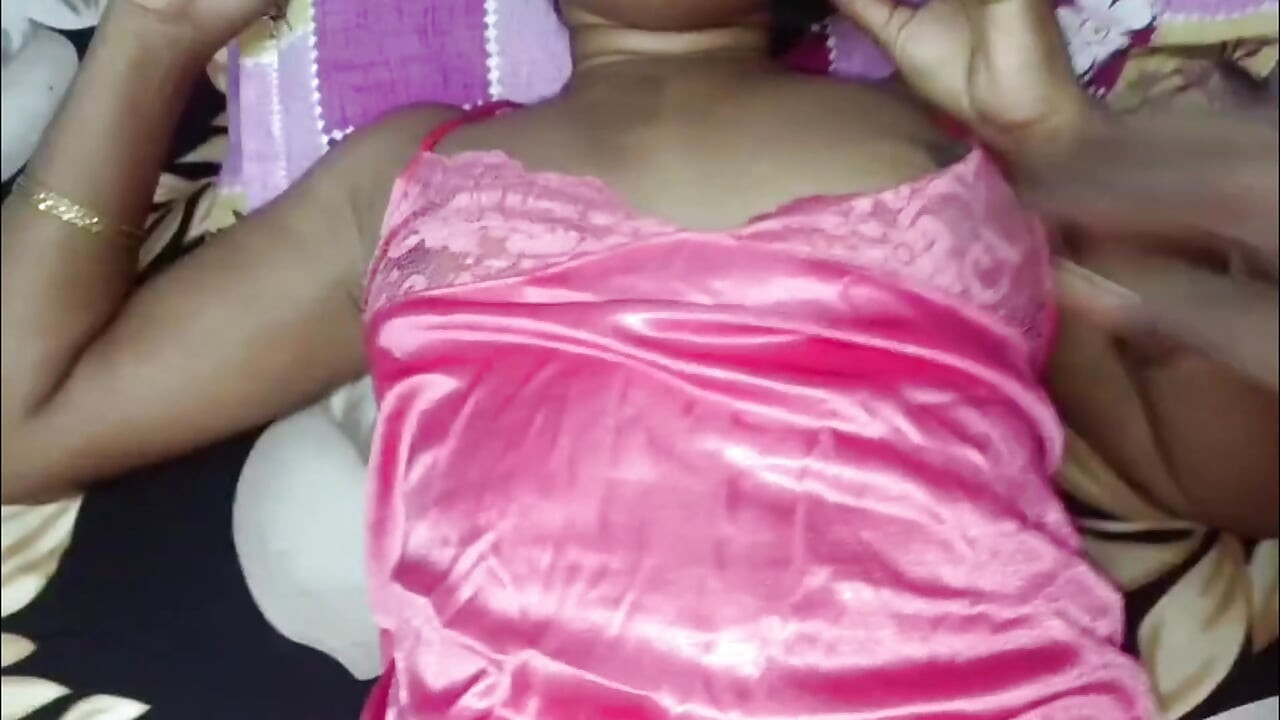 Hjemmelavet Hot Amateur Bhabhi, der driller sin stedfar foran sin stedmor. Bhabhis lyserøde stramme fisse Viral Hjemmelavet video
