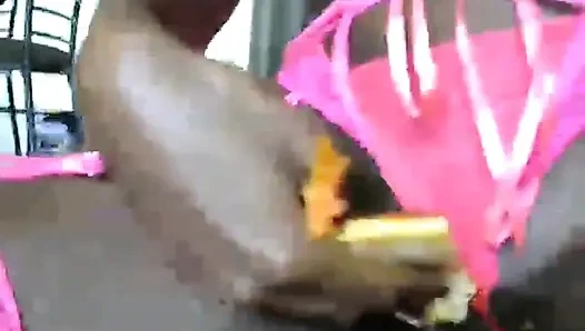 Шаловливая девушка писает на пиццу