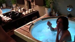Пара трахается в горячей ванне в любительском видео