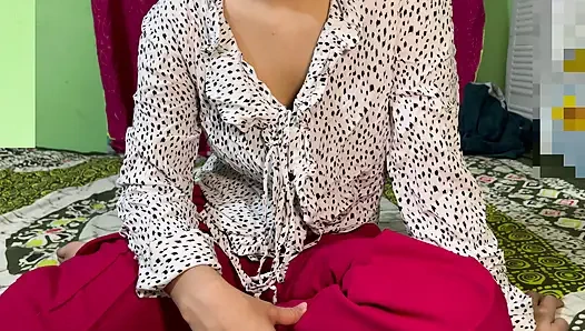 Saudara tiriku yang seksi terlihat sangat panas dan sampai hari ini aku ingin bercinta dengannya